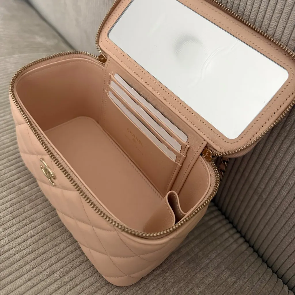 Chanel Vanity Case Beige Leather Very good - Model View