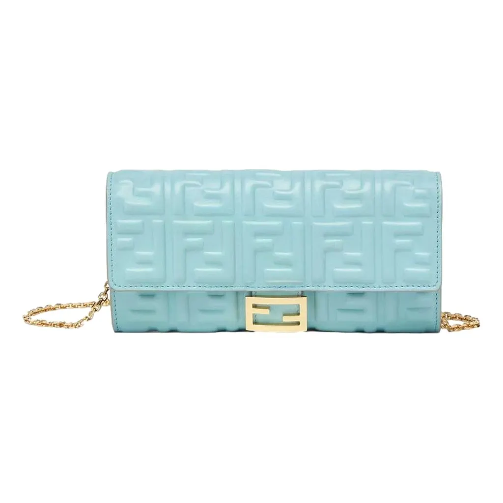 Fendi باغيت FF Embossed جلد الحمل محفظة على a بسلسلة حقيبة كروس Light أزرق