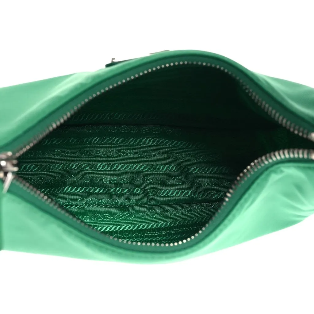 Prada Re-Edition 2005 Green Tessuto Nylon Chain Shoulder Bag Green Polyamide Never worn - Model View