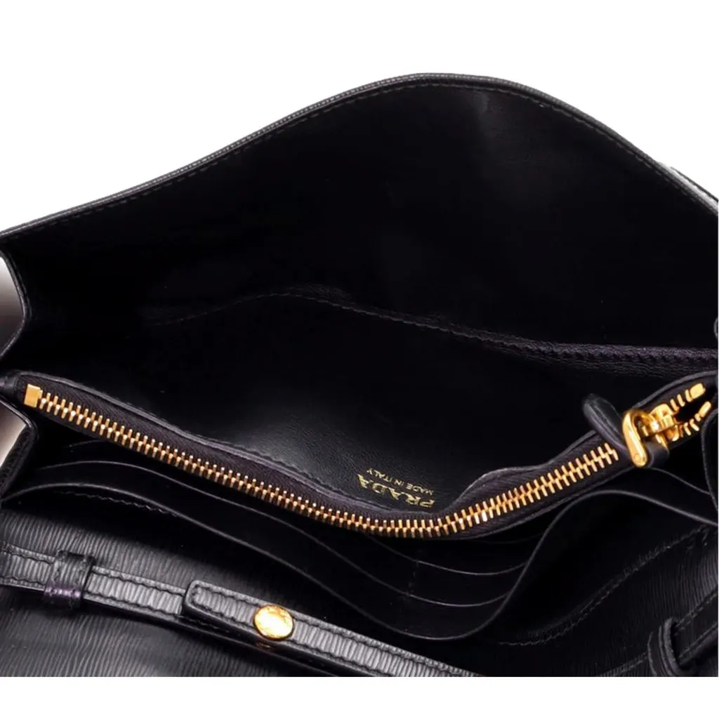 Prada Black Vitello Move Leather Chain Crossbody Wallet Clutch Black Leather Never worn - Model View