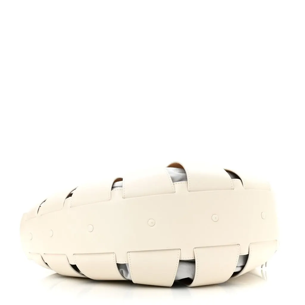 Bottega Veneta The Shell Bag Frost White French Calfskin Shoulder Bag White Leather Never worn - Model View
