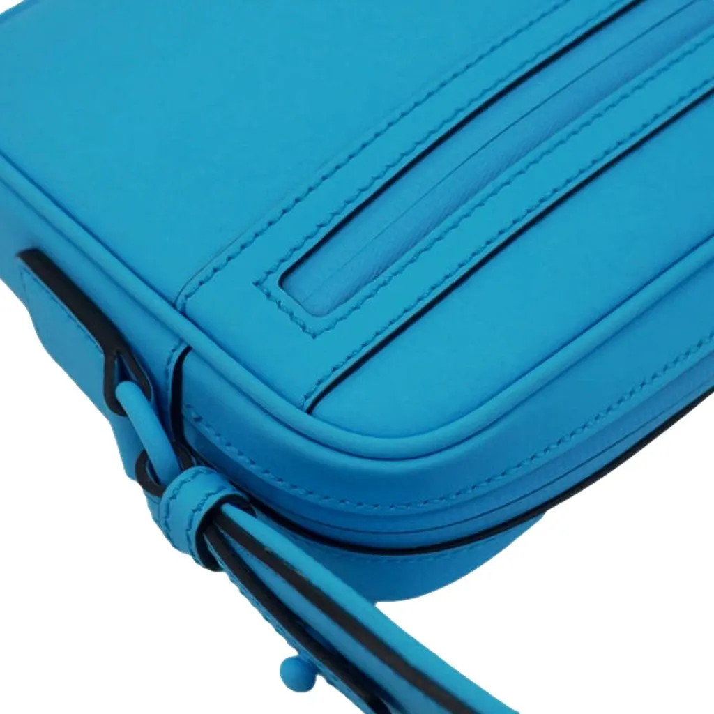 Gucci Gucci GG Rubber Effect Crossbody Bag in Blue Blue Leather Never worn - Model View