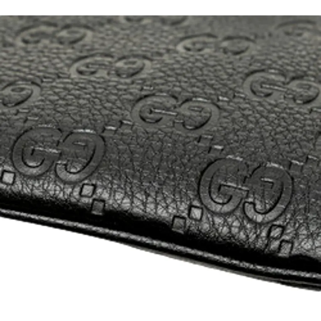 Gucci GG Emblem Black Leather Shoulder Bag Chain Strap Black Leather Never worn - Model View