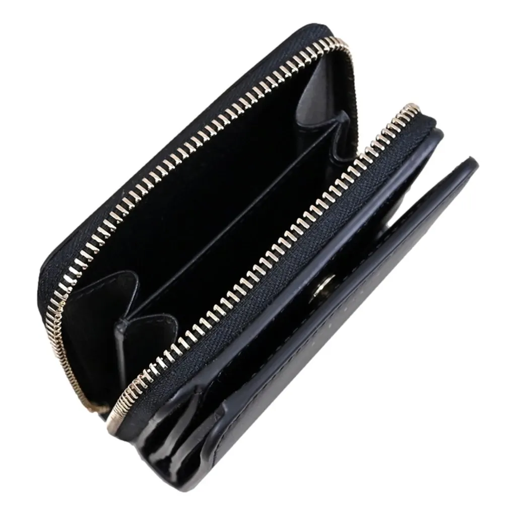 Gucci Black Patent Leather Zip-Around Wallet with Bamboo Pull Black Leather Never worn - Model View