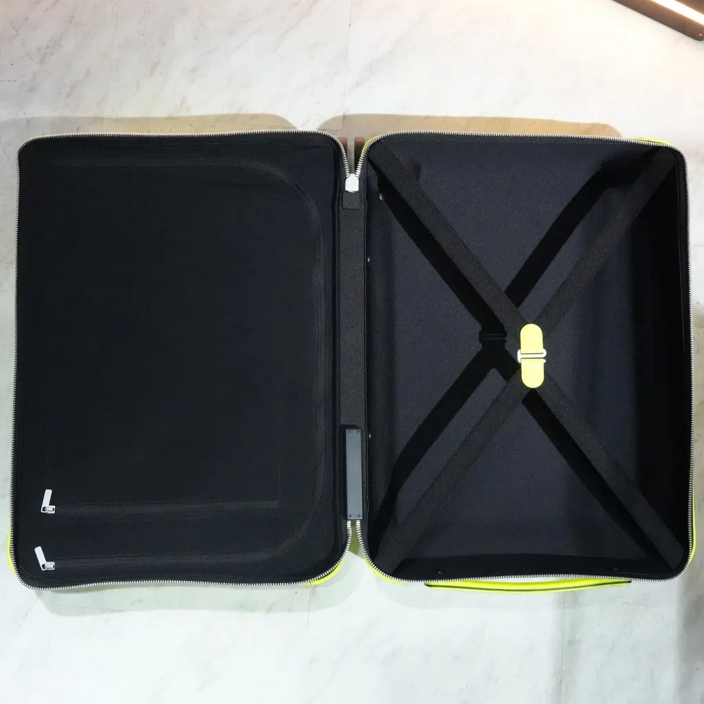 Louis Vuitton Horizon 50 Taigarama NeonYellow Green Canvas Very good - Model View