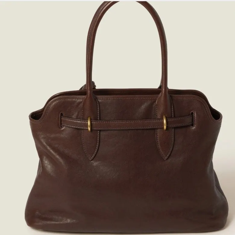 Miu Miu Bag in excellent condition, like new, with no scratches or visible signs of use. The leather is beautifully preserved, and all details and hardware are in excellent condition. An elegant and luxurious bag, perfect for anyone looking for a piece in near-new condition.          . Brown Leather Very good - Back View