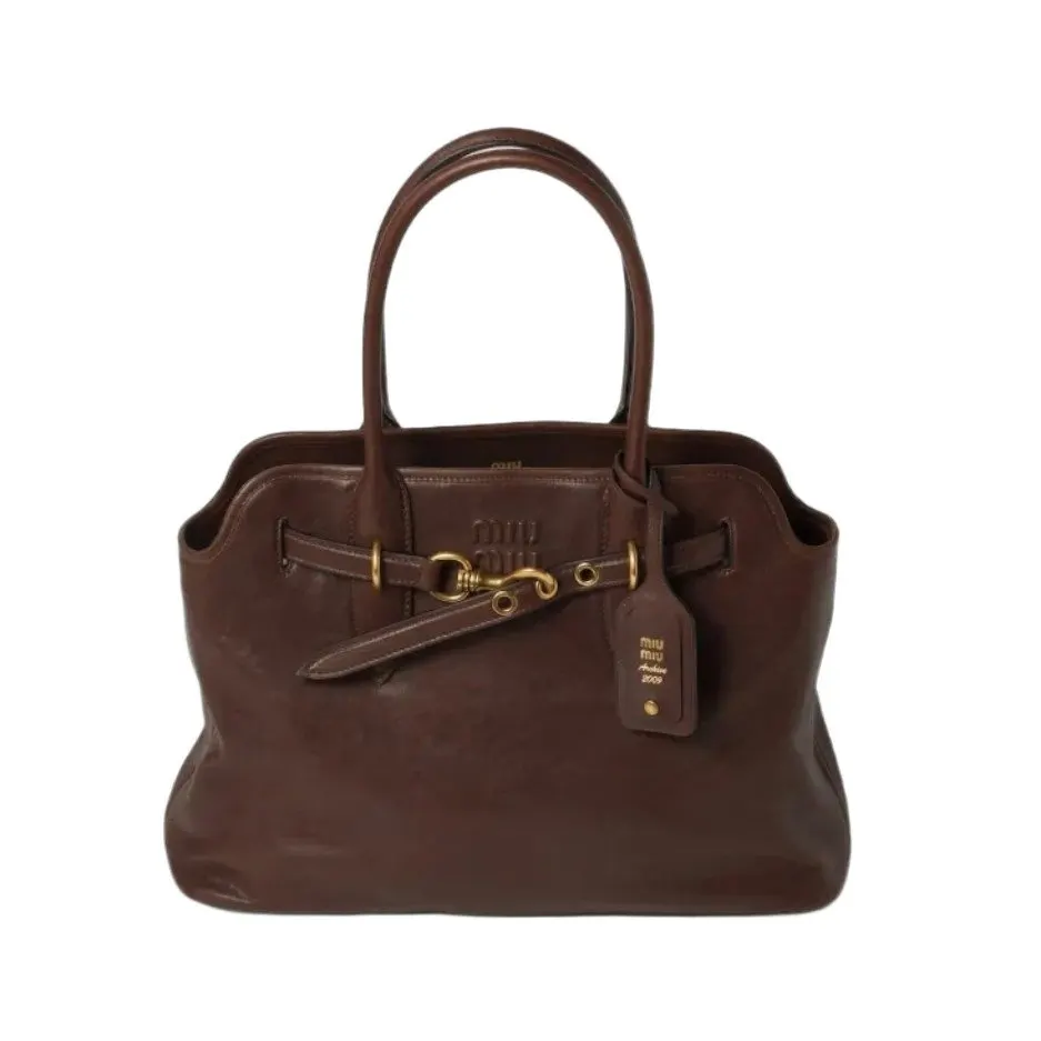 Miu Miu Bag in excellent condition, like new, with no scratches or visible signs of use. The leather is beautifully preserved, and all details and hardware are in excellent condition. An elegant and luxurious bag, perfect for anyone looking for a piece in near-new condition. . Brown Leather Very good - Front View