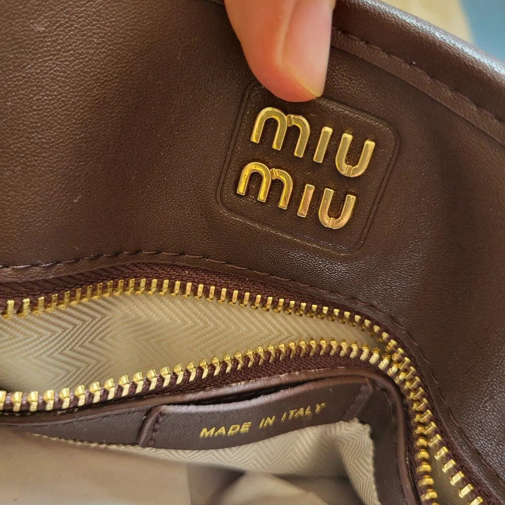 Miu Miu Bag in excellent condition, like new, with no scratches or visible signs of use. The leather is beautifully preserved, and all details and hardware are in excellent condition. An elegant and luxurious bag, perfect for anyone looking for a piece in near-new condition.          . Brown Leather Very good - Model View