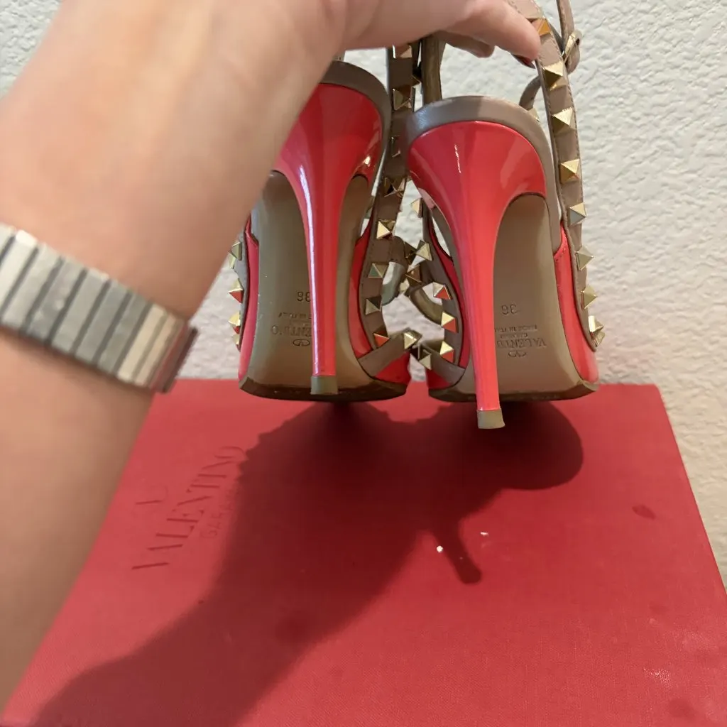 RED VALENTINO GARAVANI Used Valentino Garavani Rockstud Ankle Strap Pumps in Pink Patent Leather Excellent condition Pink Leather Very good - Back View