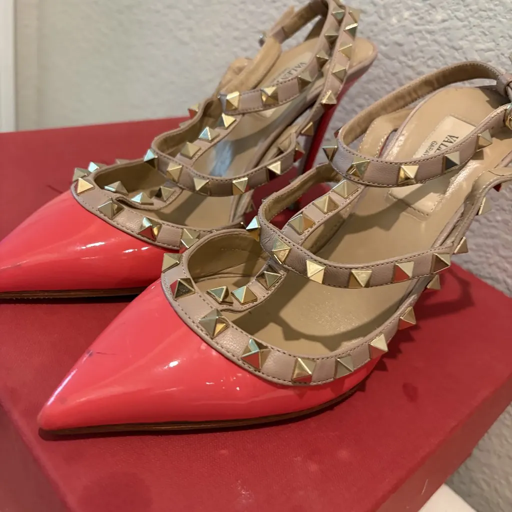 RED VALENTINO GARAVANI Used Valentino Garavani Rockstud Ankle Strap Pumps in Pink Patent Leather Excellent condition Pink Leather Very good - Model View