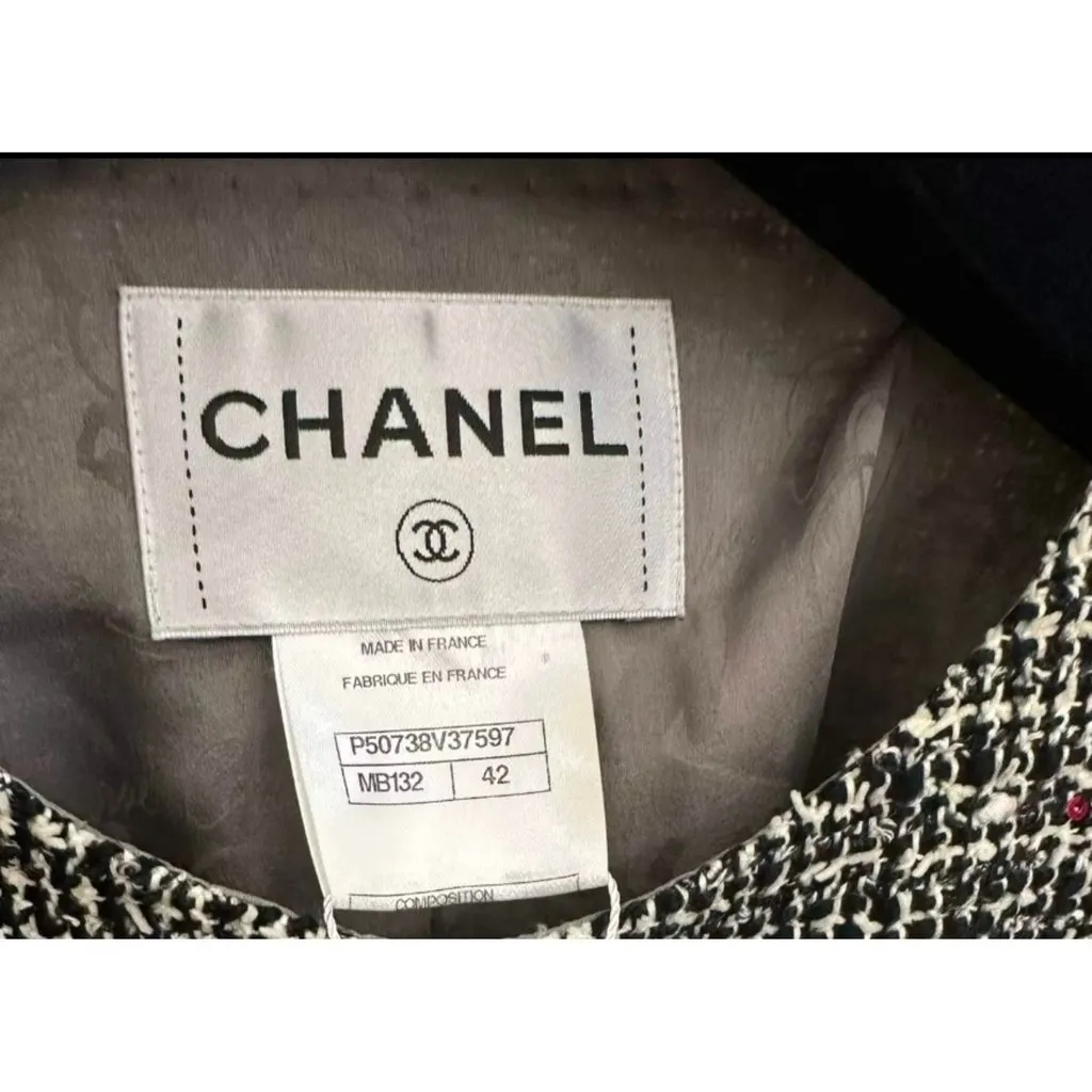 Chanel La Petite Veste Noire Grey Tweed Jacket Grey Tweed Very good - Inside View