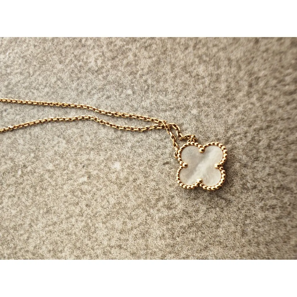 Van Cleef & Arpels Vintage Alhambra White Yellow Gold Necklace White Lace Very good - Model View