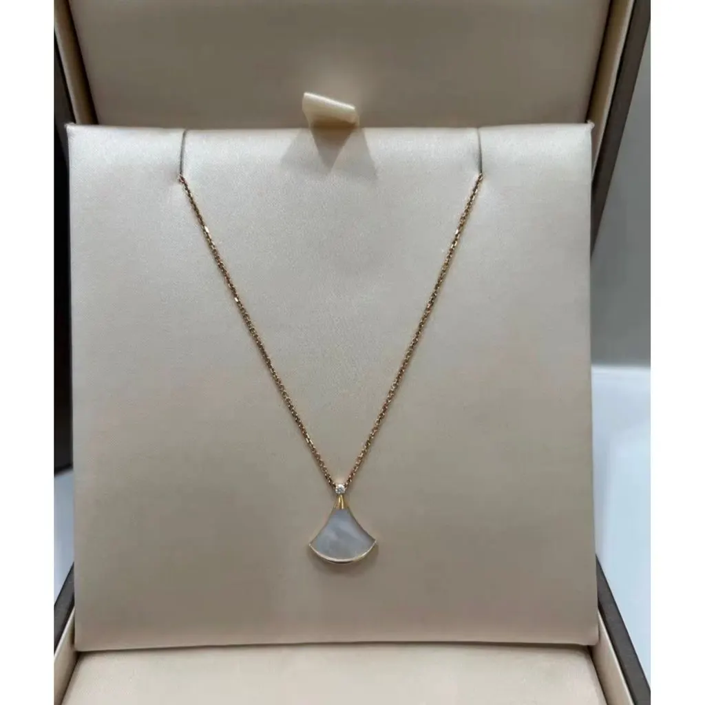 Bvlgari Diva's Dream Yellow Gold Necklace MultiColor Lace Very good - Back View