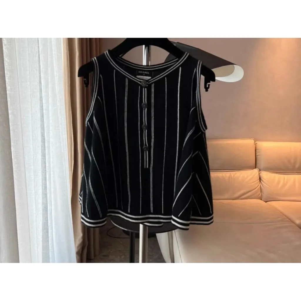 Chanel Black Cashmere Knitwear Black Cashmere Very good - Back View