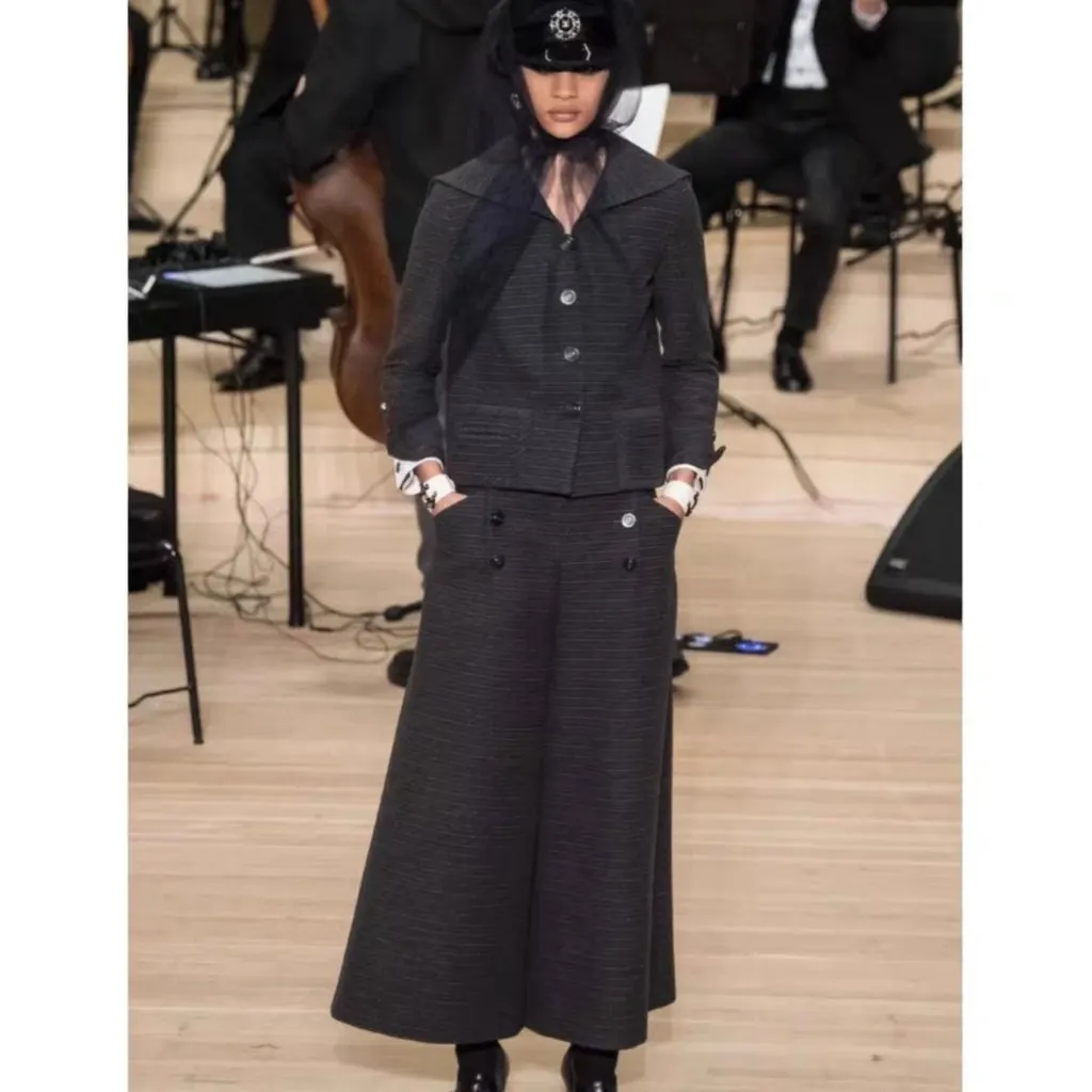 Chanel La Petite Veste Noire Cashmere Jacket MultiColor Cashmere Very good - Box View