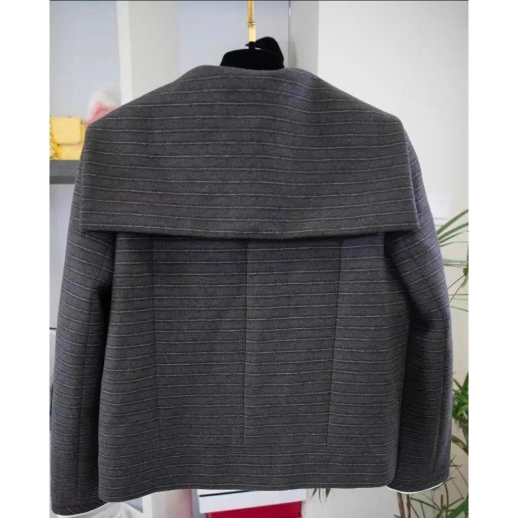Chanel La Petite Veste Noire Cashmere Jacket MultiColor Cashmere Very good - Model View