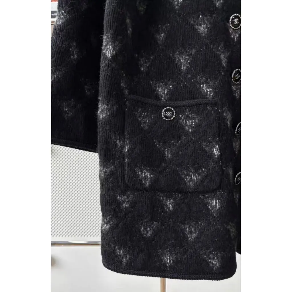 Chanel Black Cashmere Coat Black Cashmere Never worn, with tag - Model View