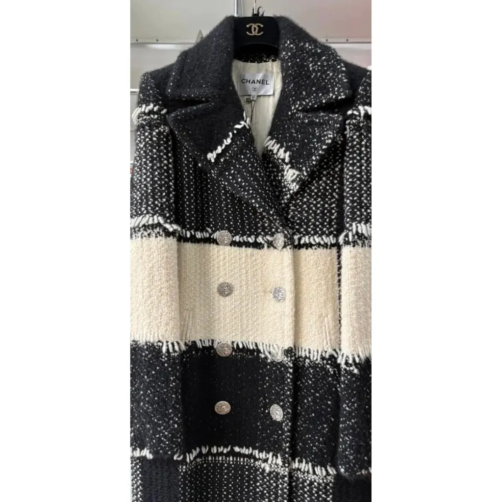 Chanel Cashmere Coat MultiColor Cashmere Never worn, with tag - Model View
