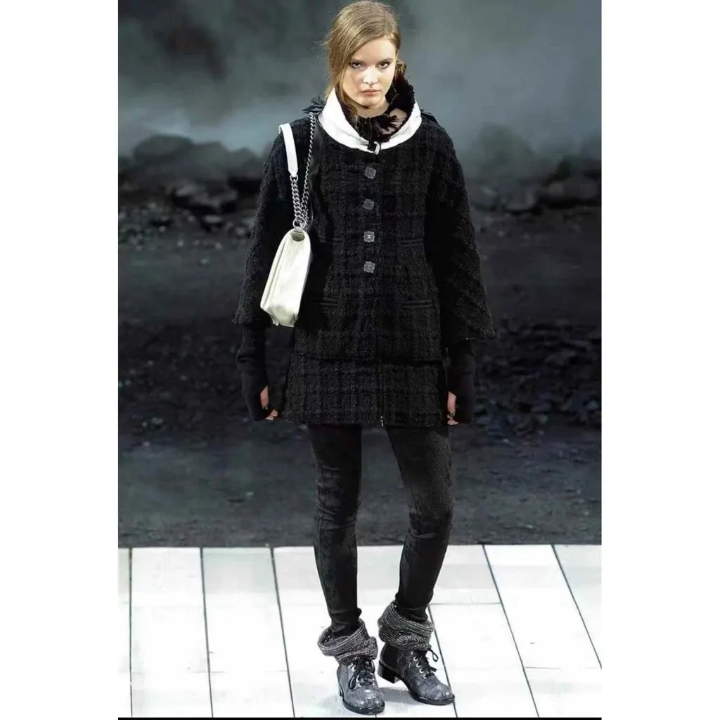 Chanel La Petite Veste Noire Black Wool Jacket Black Wool Very good - Model View