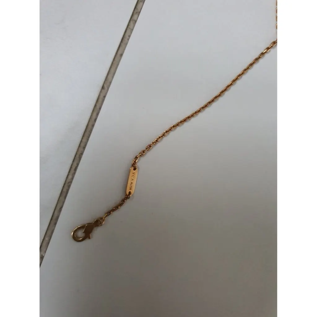 Van Cleef & Arpels Magic Alhambra Green Yellow Gold Necklace Green Lace Very good - Model View