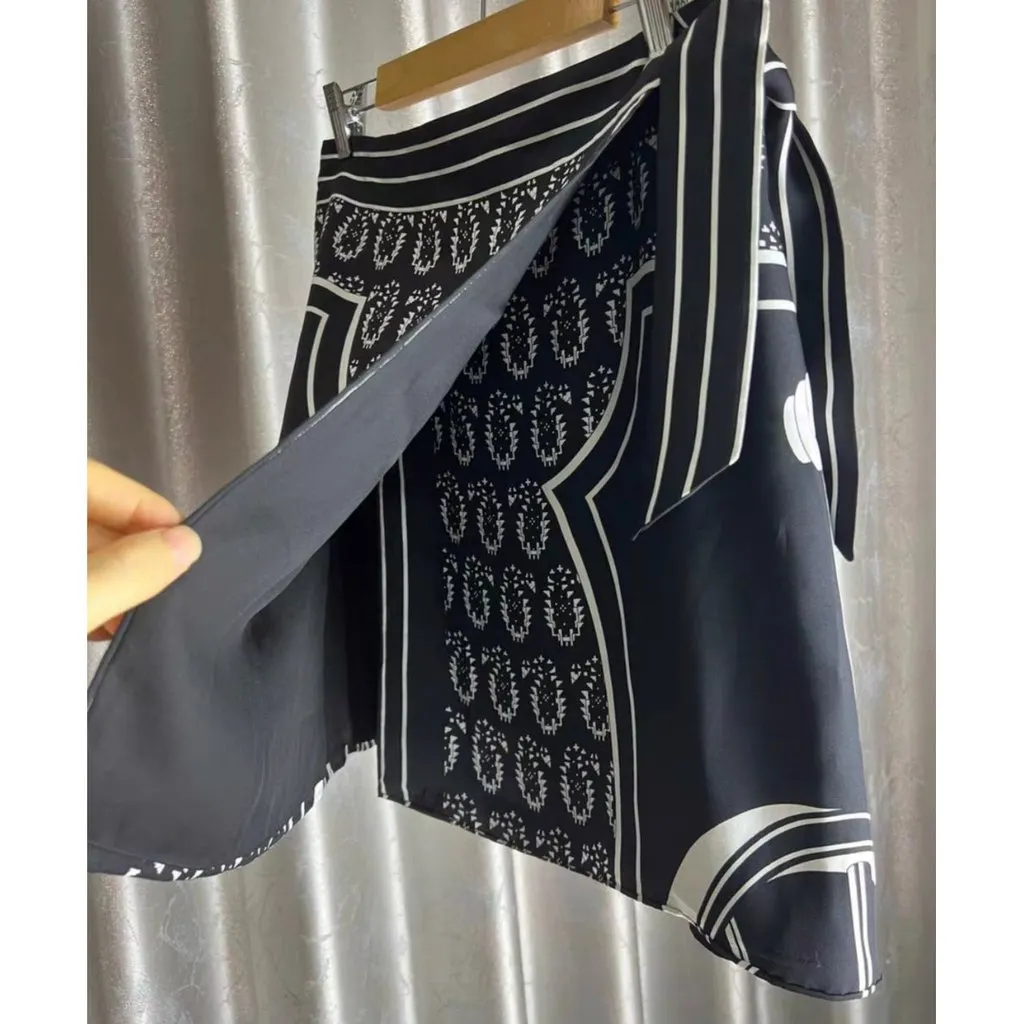 Hermes Black Silk Skirt Black Silk Never worn - Back View