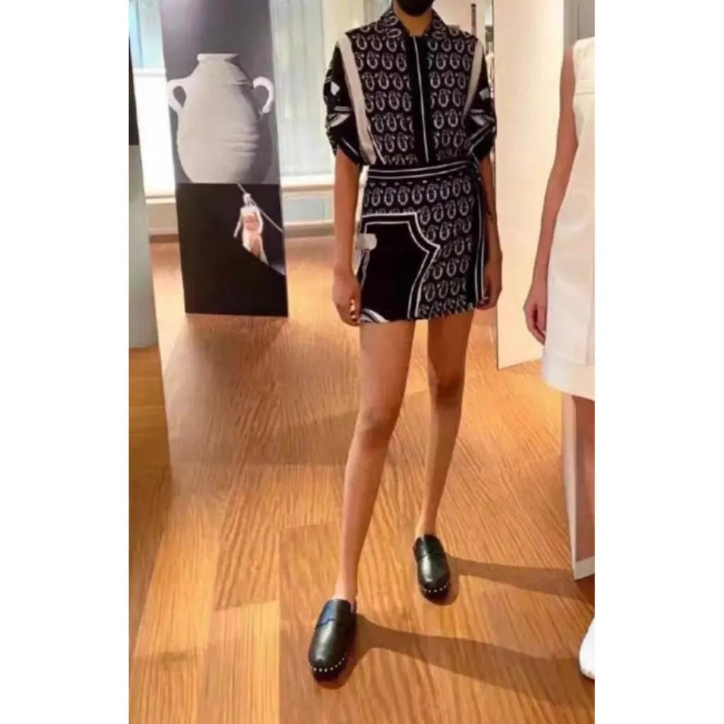Hermes Black Silk Skirt Black Silk Never worn - Model View