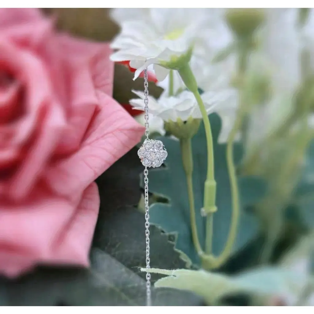 Van Cleef & Arpels Fleurette White Gold Necklace MultiColor White Gold Very good - Model View