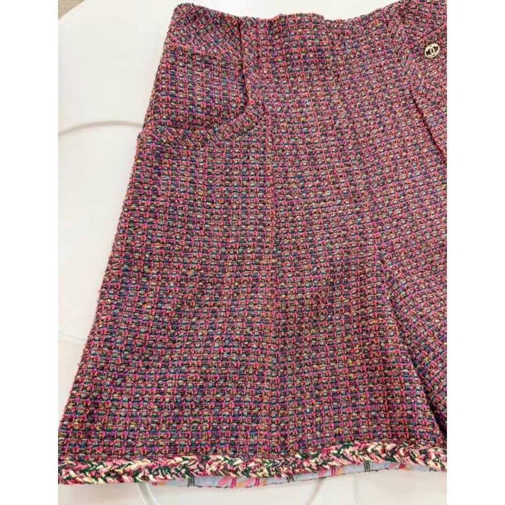 Chanel Tweed Shorts MultiColor Tweed Very good - Model View