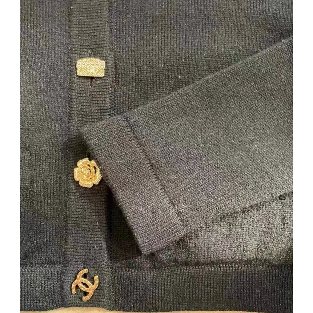Chanel Black Cashmere Knitwear Black Cashmere Never worn, with tag - Model View