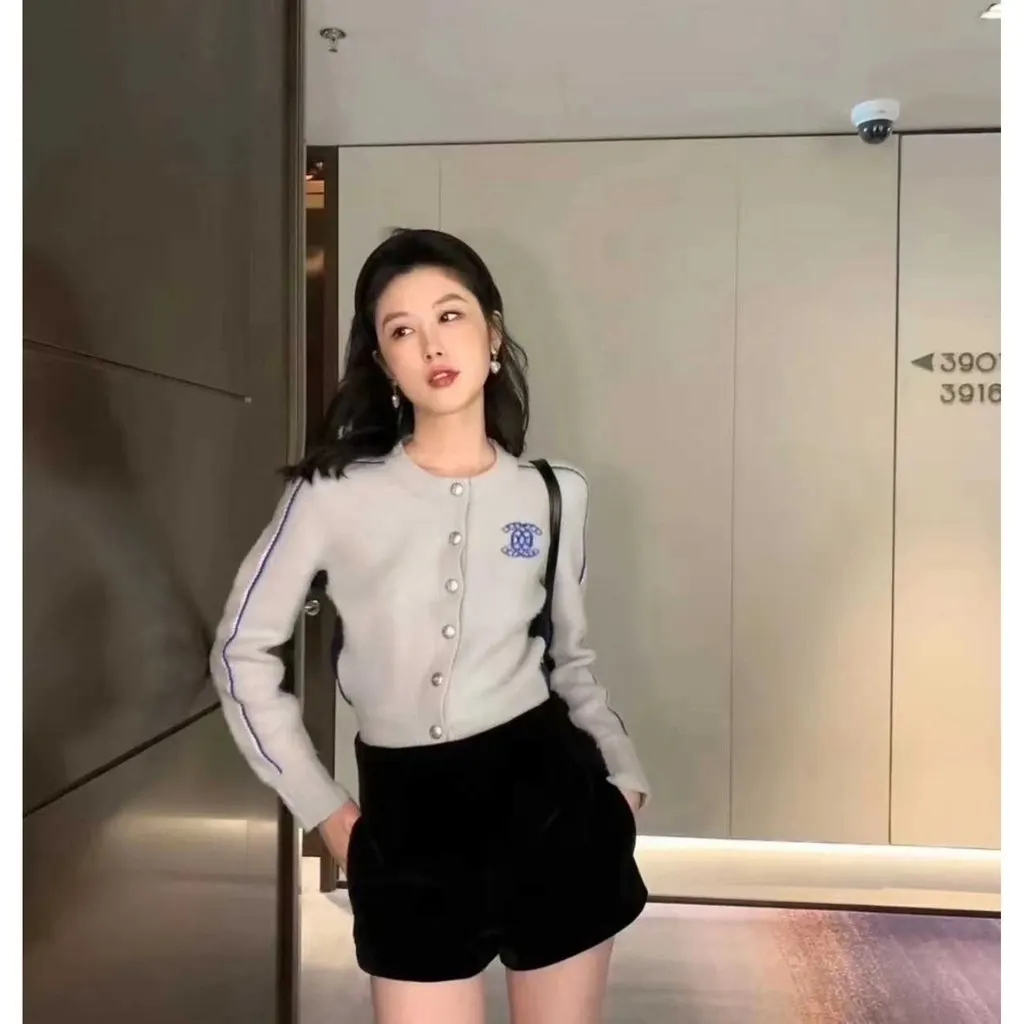 Chanel Wool Knitwear MultiColor Wool Very good - Model View