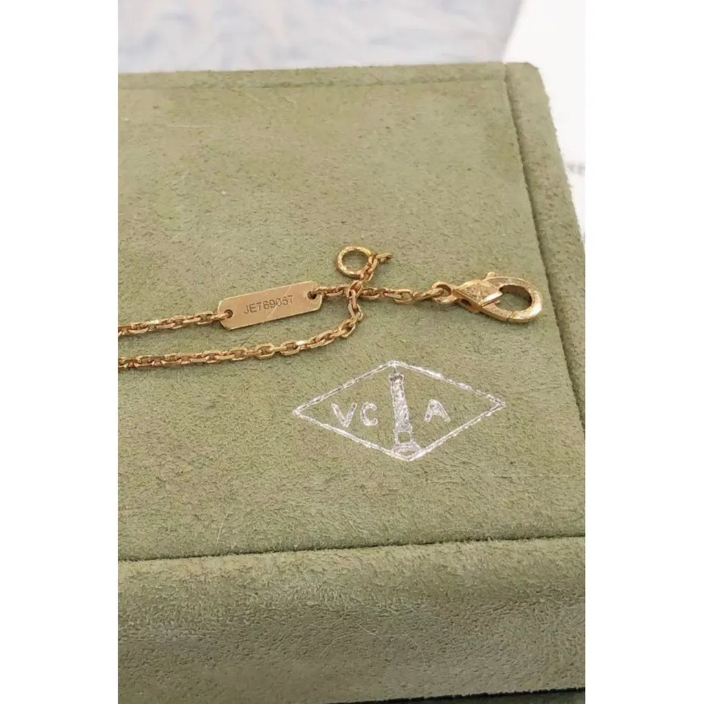 Van Cleef & Arpels Lucky Alhambra White Yellow Gold Necklace White Lace Very good - Model View