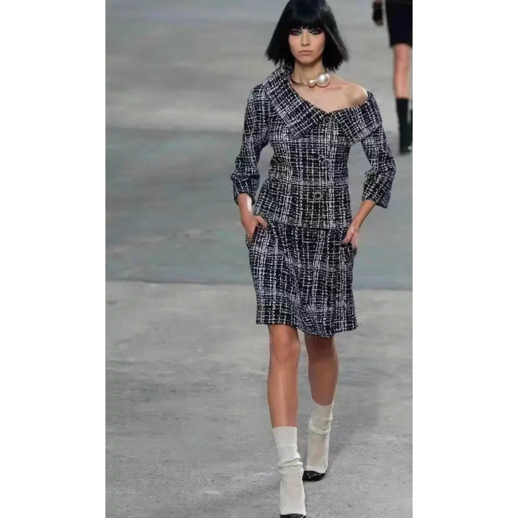 Chanel Tweed Skirt MultiColor Tweed Very good - Model View
