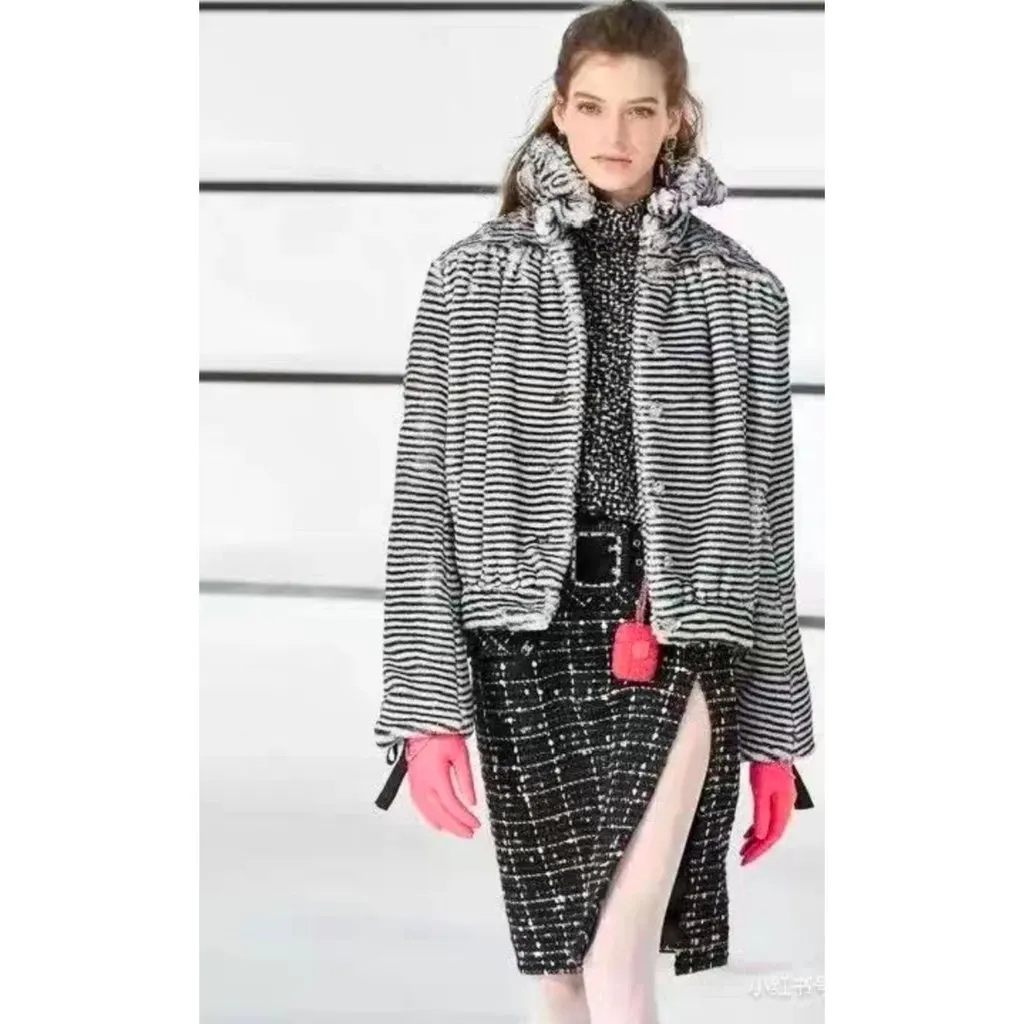 Chanel Tweed Skirt MultiColor Tweed Very good - Model View