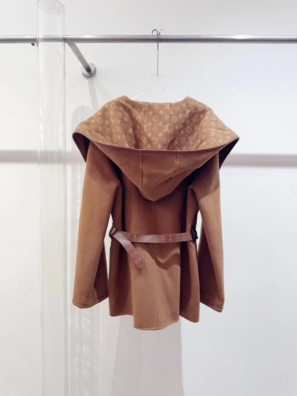 Louis Vuitton Camel Wool Coat Camel Wool Never worn, with tag - Model View