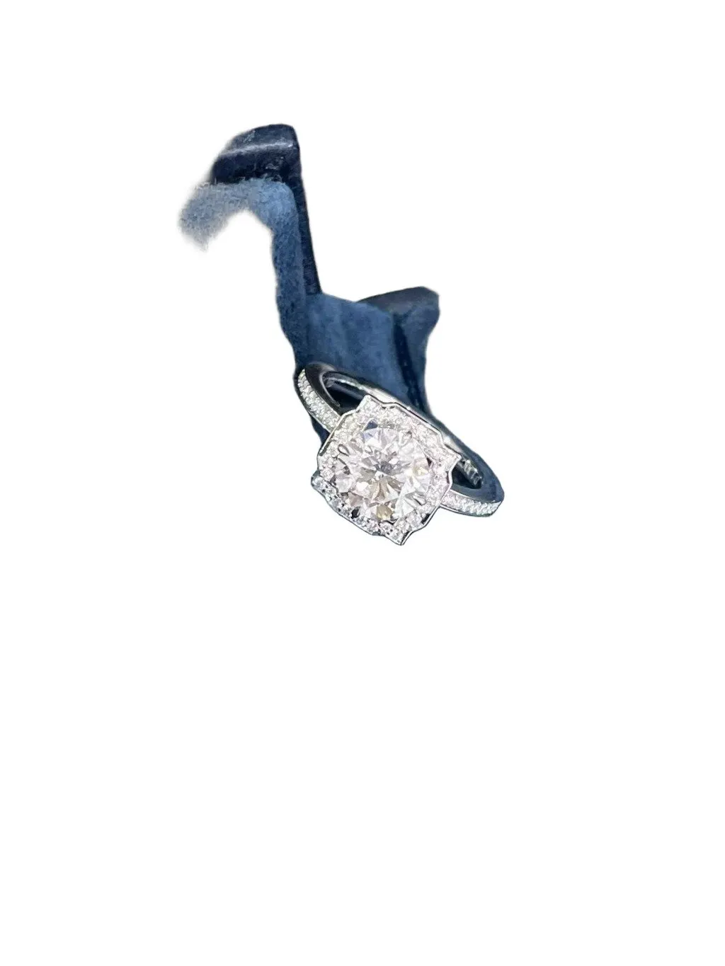 Harry Winston BELLE Platinum Ring