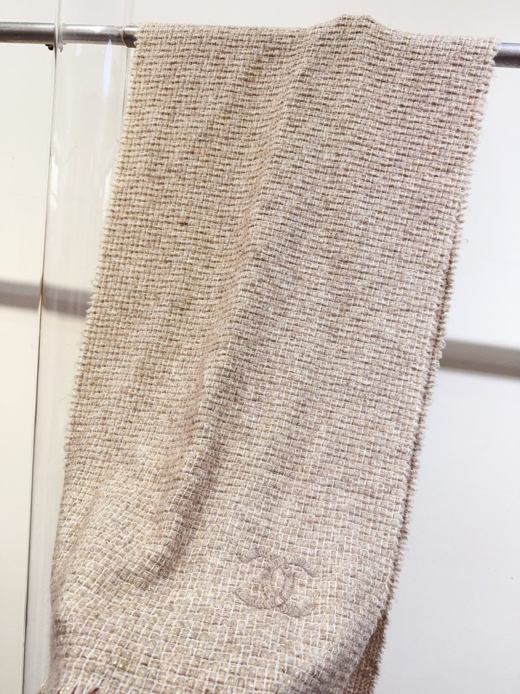 CHANEL ベージュ ストライプ スカーフ シルク 光沢 Chanel Beige Silk Scarf | Pre-Owned UAE | Libas Collective