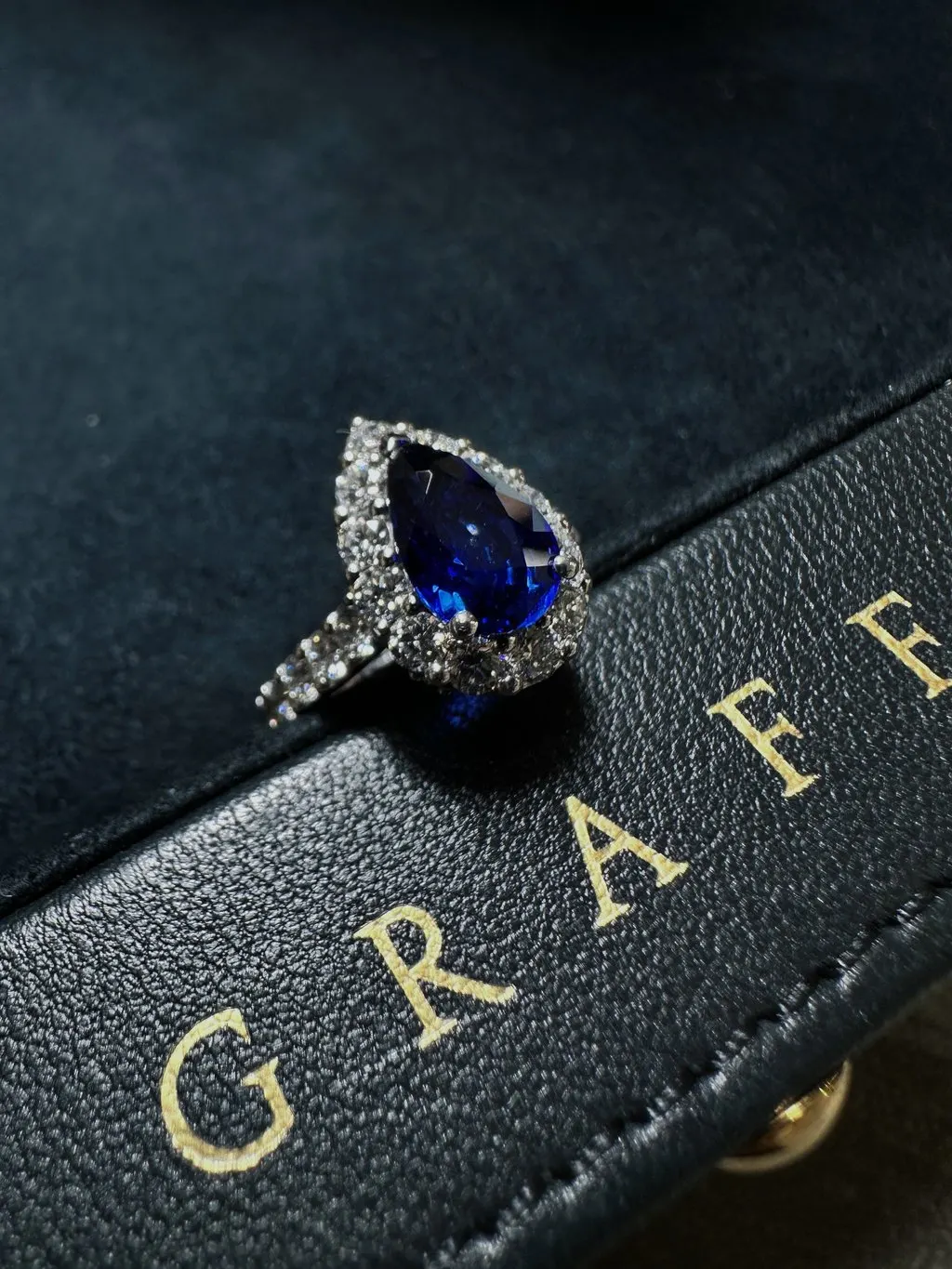 Graff Platinum Ring MultiColor Platinum Very good - Back View
