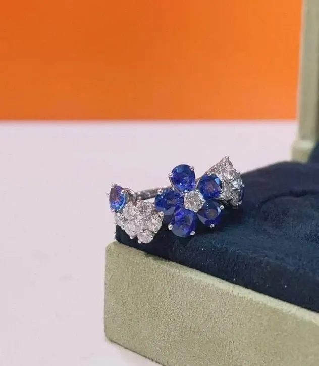 Van Cleef & Arpels Folie Des Prés Platinum Ring MultiColor Platinum Very good - Model View