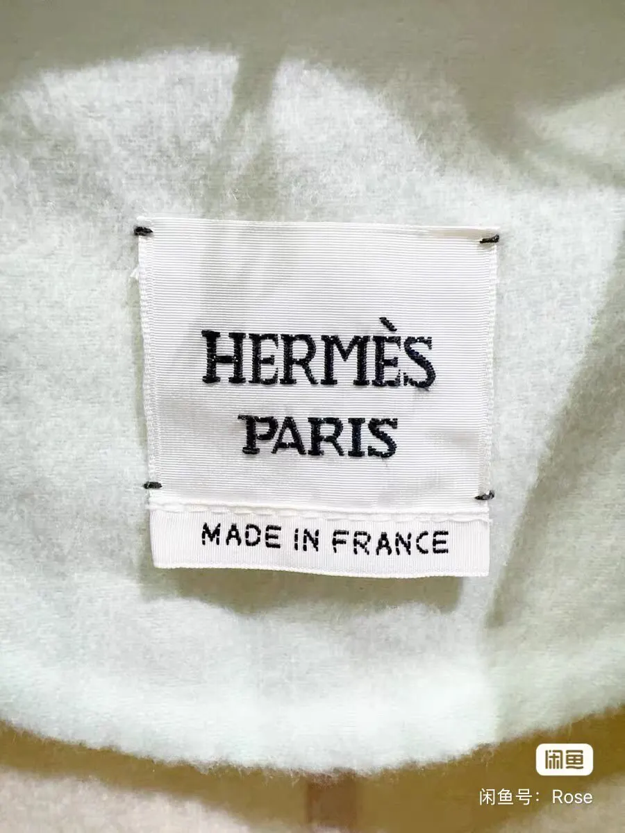 Hermès Beige Cashmere Coat Beige Cashmere Never worn - Back View