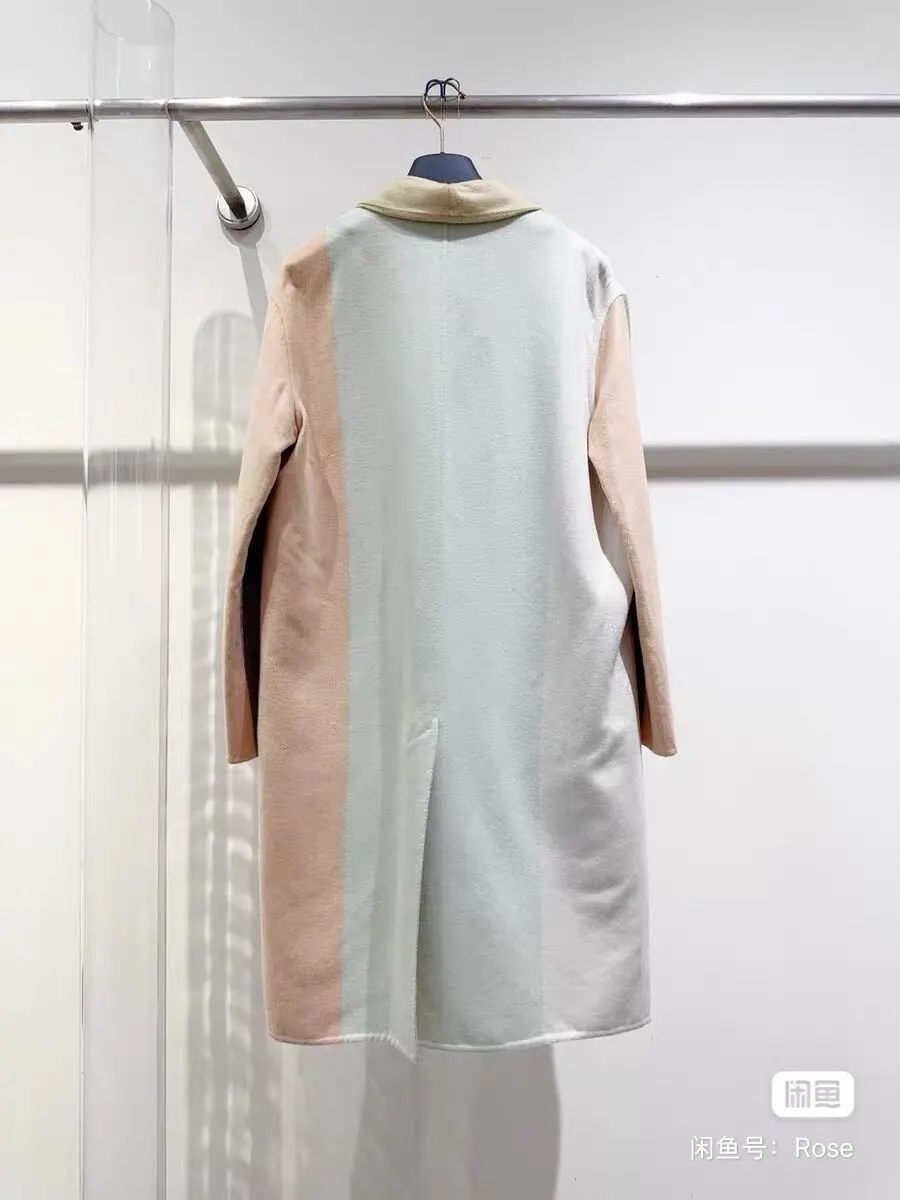 Hermès Beige Cashmere Coat Beige Cashmere Never worn - Model View