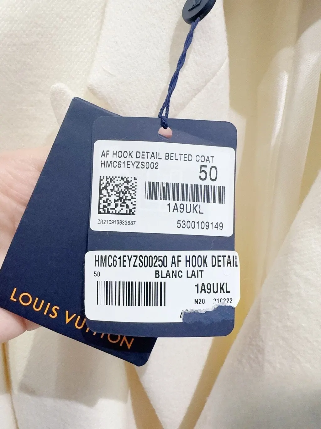 Louis Vuitton White Wool Coat White Wool Never worn, with tag - Model View