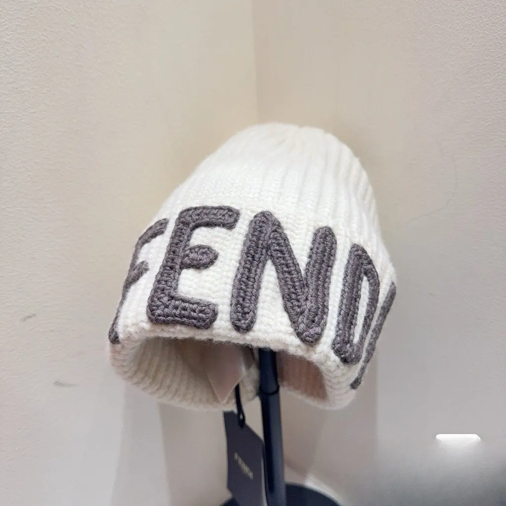 Fendi White Wool Hat White Wool Never worn, with tag - Model View