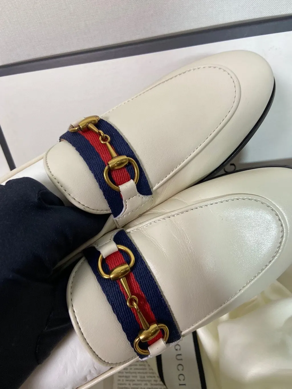 Gucci White Leather Flat Shoes White Leather Never worn - Inside View