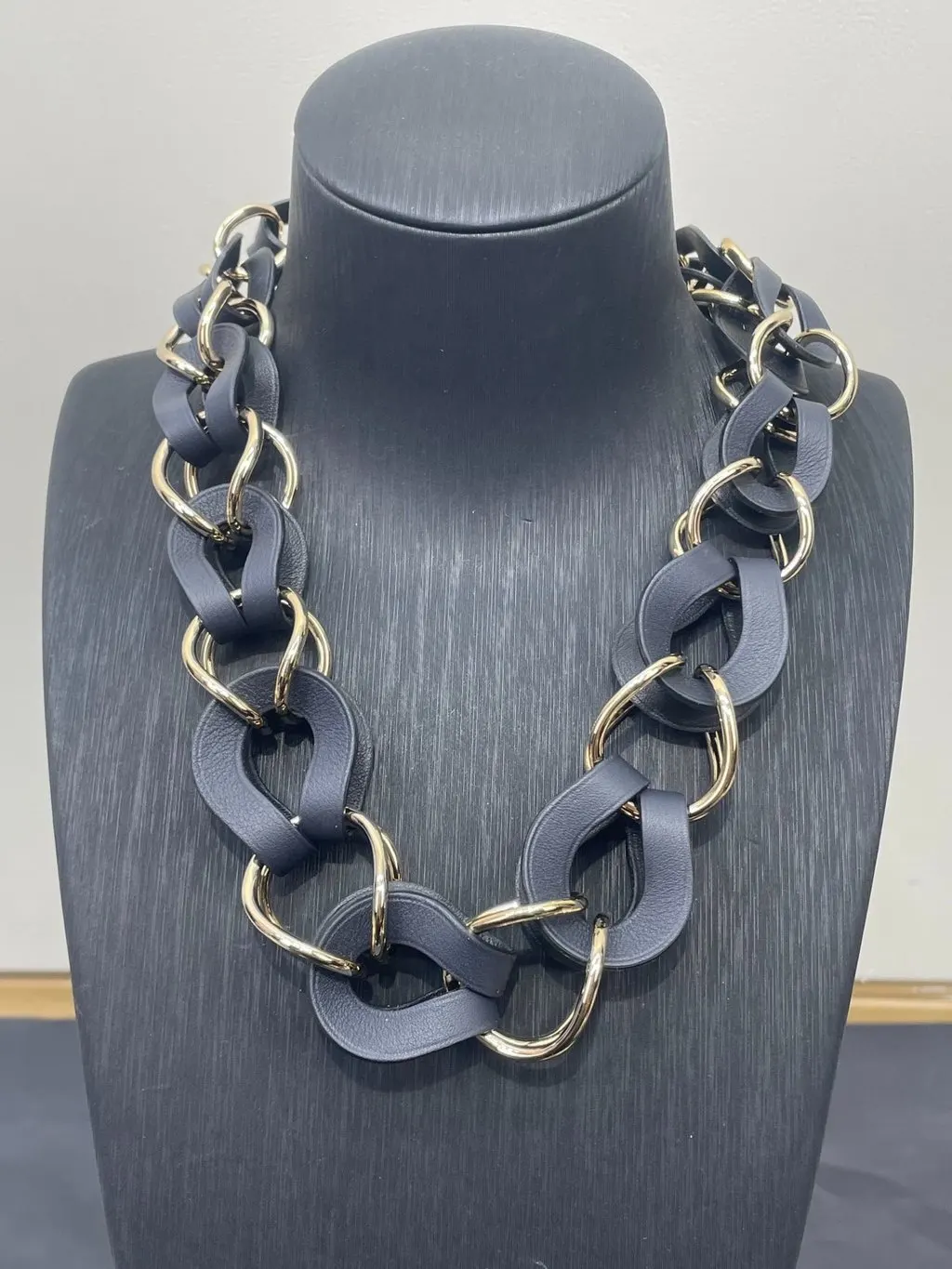 Hermès Black Leather Necklace Black Leather Very good - Model View