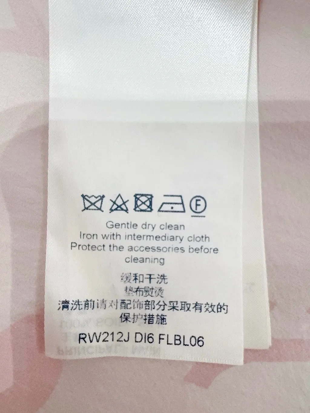 Louis Vuitton Pink Silk Top Pink Silk Never worn, with tag - Model View