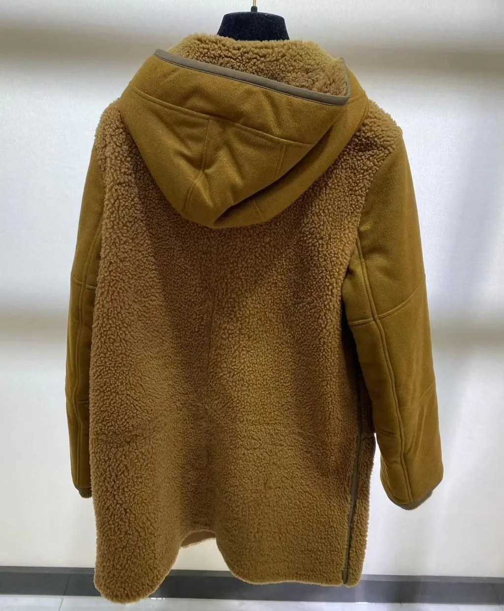 Loro Piana Brown Shearling Coat Brown Shearling Very good - Model View