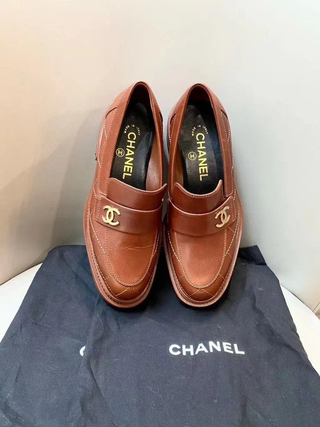 Chanel Brown Leather Flat Shoes Brown Leather Never worn - Back View