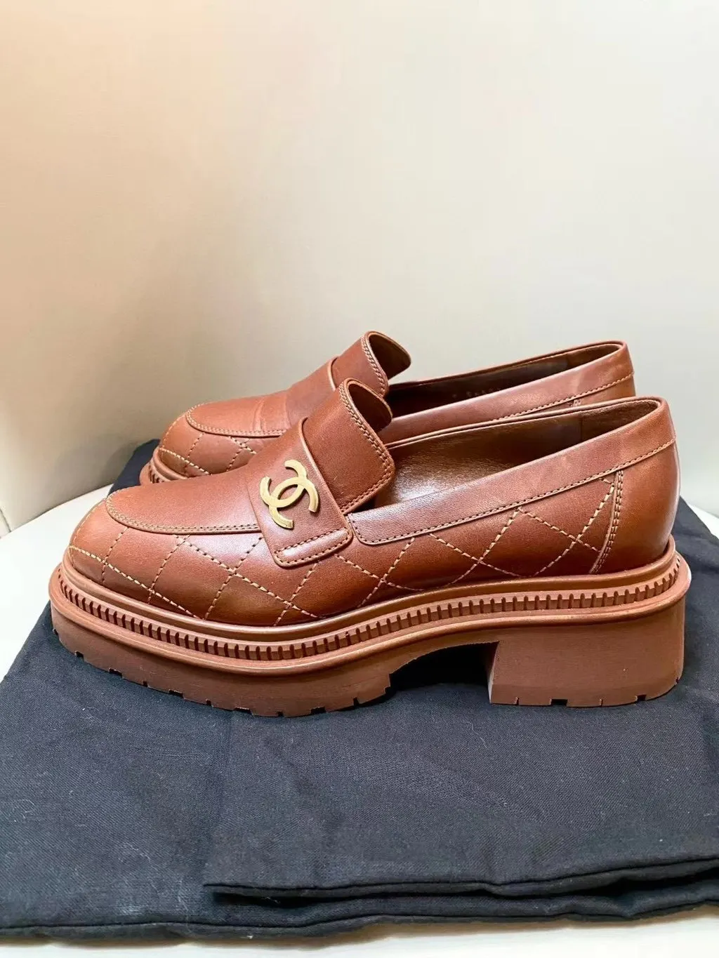 Chanel Brown Leather Flat Shoes Brown Leather Never worn - Model View