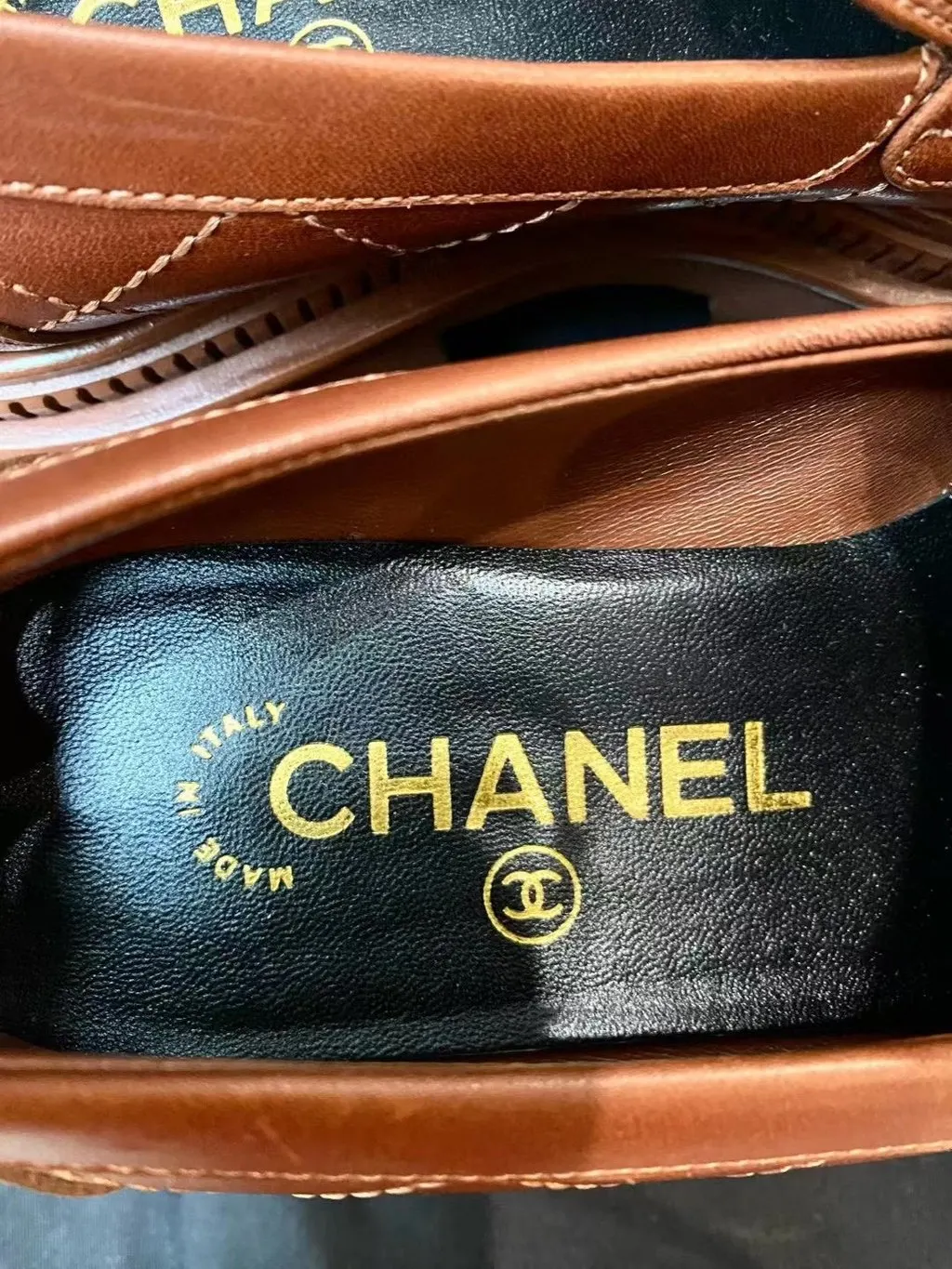 Chanel Brown Leather Flat Shoes Brown Leather Never worn - Box View