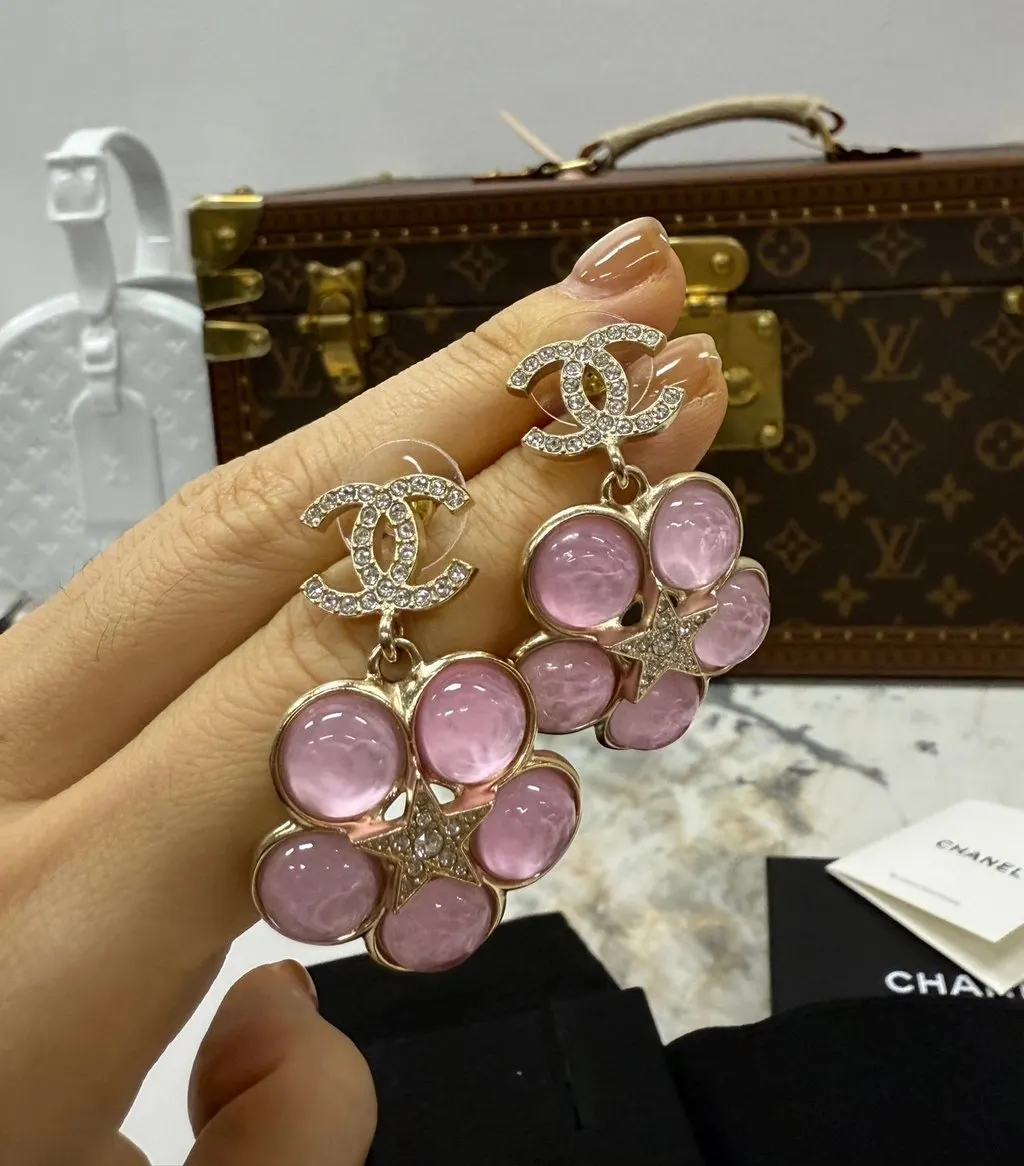 Chanel Pink Pearl Earrings Pink Pearl Never worn - Inside View